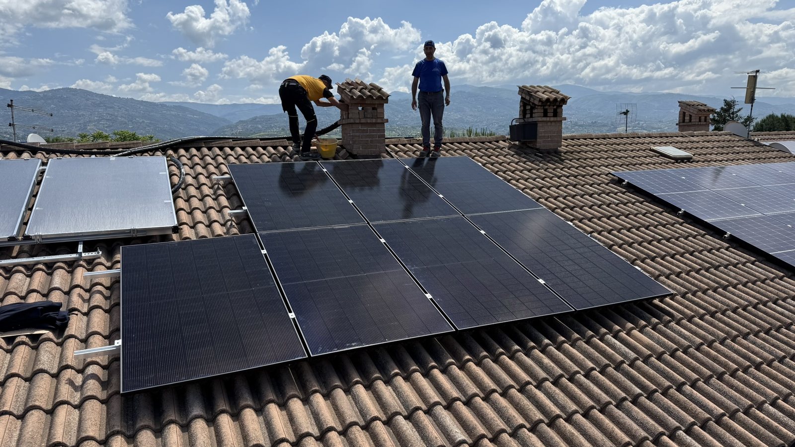 La squadra Mastrandrea durante l'installazione di un impianto fotovoltaico