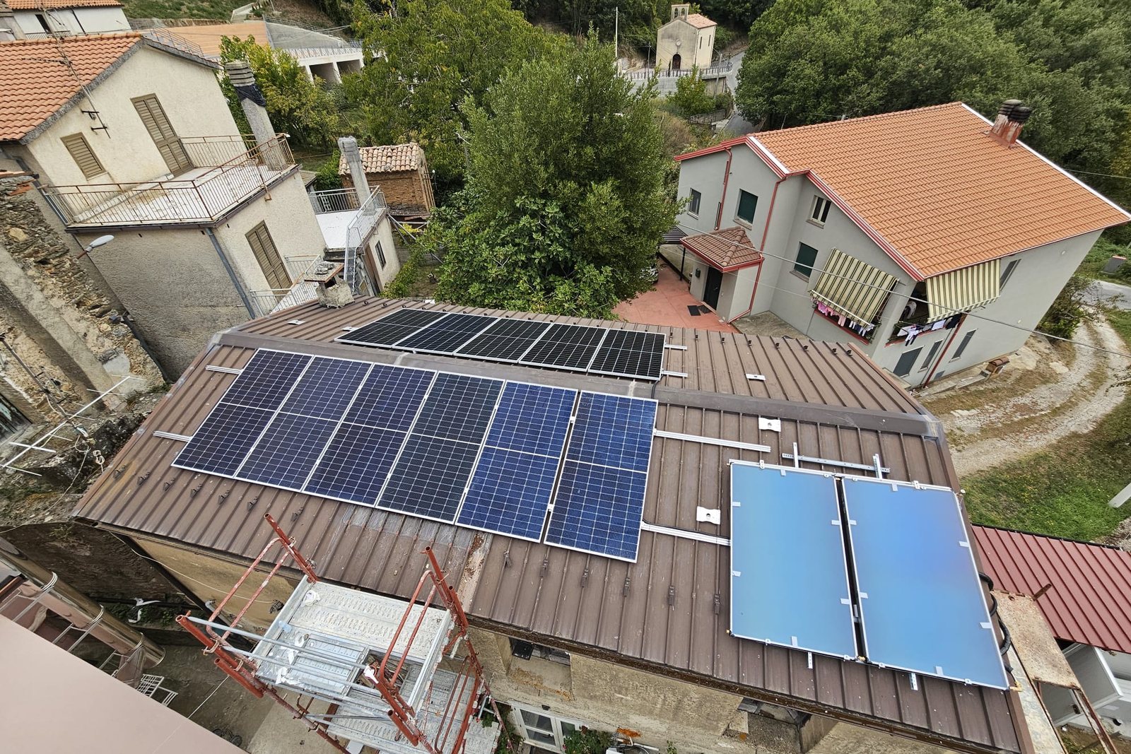 Impianto fotovoltaico completato, visto dall'alto